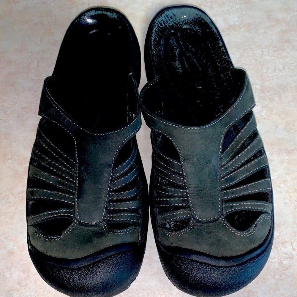 Ladies size 11 Keen sandals